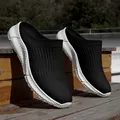 Vista dettagliata delle sneakers slip-on in maglia nera con suole bianche testurizzate - 39 / Nero