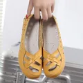 Lässige gelbe Leder-Slipper für Damen mit komfortabler flacher Sohle und Lochmuster. - 35 / Erdgelb
