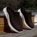 Dettaglio di scarpe slip-on in flyknit marrone scuro con suole bianche testurizzate - 39 / Caffè