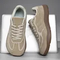 Sneaker a piedi nudi in pelle scamosciata kaki di alta qualità con punta larga per uomo e donna - Beige