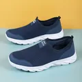 Chaussures à enfiler en mesh bleu marine pour hommes avec semelles blanches - 38 / Bleu