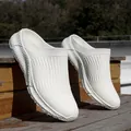 Dettaglio delle sneakers in mesh flyknit bianco con texture traspirante e suola morbida. - 39 / Bianco