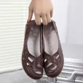Bequeme dunkelbraune Damen Slipper mit Lochmuster und einer rutschfesten Sohle - 38 / Kaffeebraun