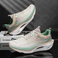 Professionelle cremefarbene und grüne Carbon-Laufschuhe mit leichter Dämpfung für den Sport - Sandfarben