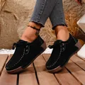Primer plano de mocasines negros de plataforma en ante con costuras blancas en madera - 36 / Negro