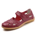 Bequeme dunkelrote Leder-Sandalen mit Durchbruchmuster und rutschfester Gummisohle - Burgunderrot