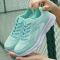 Sneakers leggere in rete traspirante verde menta per donna con design stringato - 35 / Verde