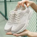 Scarpe casual estive in mesh traspirante da donna in colore beige con lacci sportivi - 35 / Beige