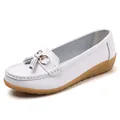 Klassische weiße Leder-Loafer für Damen mit Quastendetails und weicher Keilsohle - 35 / Weiß