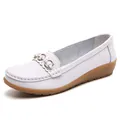 Klassische weiße Keilschuhe für Damen mit Metallschnallen und bequemer flacher Sohle - 35 / Weiß