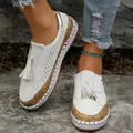 Gros plan de mocassins blancs élégants avec texture de liège et glands sur sol rocheux - 35 / Blanc