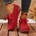 Primer plano de mocasines con plataforma de ante rojo para mujer en cubierta madera - 36 / Rojo
