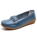 Elegante blaue Leder-Mokassins für Damen mit Keilabsatz und goldenen Schnallen-Akzenten - 35 / Hellblau