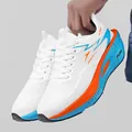 Leichte Karbonplatten-Laufschuhe in Weiß mit leuchtenden orangefarbenen und blauen Details - Weiß Blau