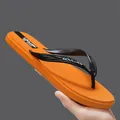 Minimalistische orangefarbene Strand-Flip-Flops mit schwarzen Riemen und rutschfester Sohle - 39 / Orange Gelb