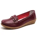 Comfortabele donkerrode leren loafers voor dames met stijlvolle goudkleurige ringgespen - Bordeauxrood