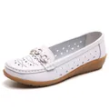 Comfortabele witte leren loafers voor dames met ademend opengewerkt design en sleehak zool - Wit Uitgesneden