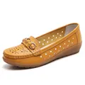 Gele geperforeerde leren loafers met chique metalen gesp detail voor stijlvolle dames - Aardgeel Opengewerkt