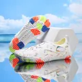Zapatos de agua blancos de cinco dedos con suelas coloridas para playa y natación. - 25 / Blanco Brillante