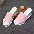 Nahaufnahme von rosafarbenen Fly-Woven-Keilsandaletten mit silbernem Glitzer-Plateau - 36 / Rosa