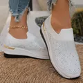 Vista detallada de zapatos de cuña blancos con pedrería brillante y detalles dorados. - 37 / Estilo de Cuña sin Cierre con Strass / Blanco