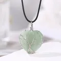 Colgante de corazón de piedra verde con árbol de la vida envuelto en alambre de plata fino - Aventurina