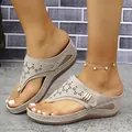 Sandalias vintage de cuña con plataforma beige con patrones láser y costuras decorativas - 36 / Gris