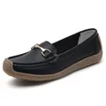 Mocasines cómodos de cuero negro para mujer con hebilla dorada y suela de goma texturizada - Negro