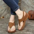 Vue détaillée de sandales entre-doigts marron pour femmes avec broderies aux pieds. - Marron