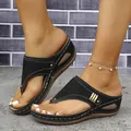 Primer plano de sandalias negras de cuña con puntera y patrones láser - 36 / Negro