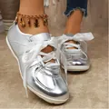 Silberne Metallic-Sneaker für Damen mit weißen Bandschnürsenkeln und flacher Sohle - 36 / Silber
