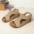 Gedetailleerd aanzicht van beige ademende sleehaksandalen met uitgesneden patroon. - Donker kaki