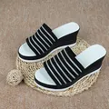 Sommer-Pantoletten mit Keilabsatz, schwarz-weiß gestreiftem Fly-Knit und Plateau - 36 / Schwarz
