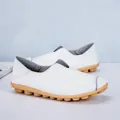 Minimalistische weiße Leder-Slipper für Damen mit brauner strukturierter Sohle - 35 / Weiß