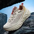 Scarpa da trekking impermeabile beige per uomo e donna su terreno roccioso - Beige