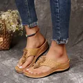 Modische Damen Sommer-Keilsandalen mit Blumenakzenten und lässiger Plateausohle - 35 / Braun