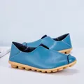 Bequeme Damen-Slipper aus blauem Leder mit flacher Sohle und brauner Gummisohle - 35 / Blau