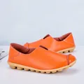 Bequeme orangefarbene Leder-Loafers für Damen mit flacher Sohle und Slip-On-Design - 35 / Orange