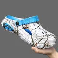 Zuecos ligeros de EVA camuflaje con correa azul para playa y actividades outdoor. - 37-38 / Camuflaje Azul (888-13 Blanco Azul)