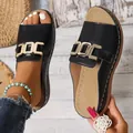 Sandales compensées noires élégantes pour femmes avec boucle dorée sophistiquée. - 36 / Noir