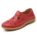 Stylische rote hohle flache Ledersandalen für Damen mit floral gemusterter Gummisohle - 35 / Rot