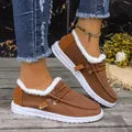 Detail van bruine canvas damesloafers met witte voering van imitatiebont en een dikke zool - 35 / Tan