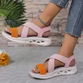 Gros plan de sandales à plateforme roses et orange avec semelles souples pour femmes - Rose Orangé