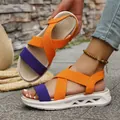 Gros plan des sandales compensées pour femmes avec des brides bicolores orange et violet - Orange
