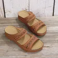 Detailansicht brauner Keilpantoletten im Römer-Stil mit bestickten Riemen und Peep-Toe. - Braun