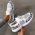 Nahaufnahme der atmungsaktiven Mesh-Sneaker mit Leopardenmuster und weißen Schnürsenkeln - 35 / Kuhmuster