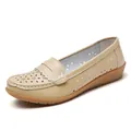 Detailansicht von beigen Hohlleder-Loafers mit atmungsaktivem Blumenmuster und weicher Sohle. - Beige