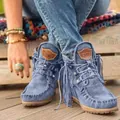 Stivaletti da donna in camoscio blu con frange laterali e lacci decorativi alla moda. - 35 / Blu