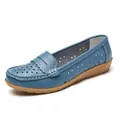 Blaue Leder-Loafers mit floralem Lochmuster und weicher Keilsohle für hohen Komfort. - Blau