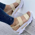 Vista dettagliata dei sandali platform con zeppa champagne, doppie fasce e fibbia alla caviglia - 35 / Oro